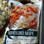 Упаковка королевских креветок в магазине
